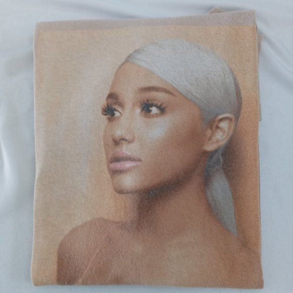 Ariana Grande Sweetener Concert Tee Size medium - Picture 6 of 6